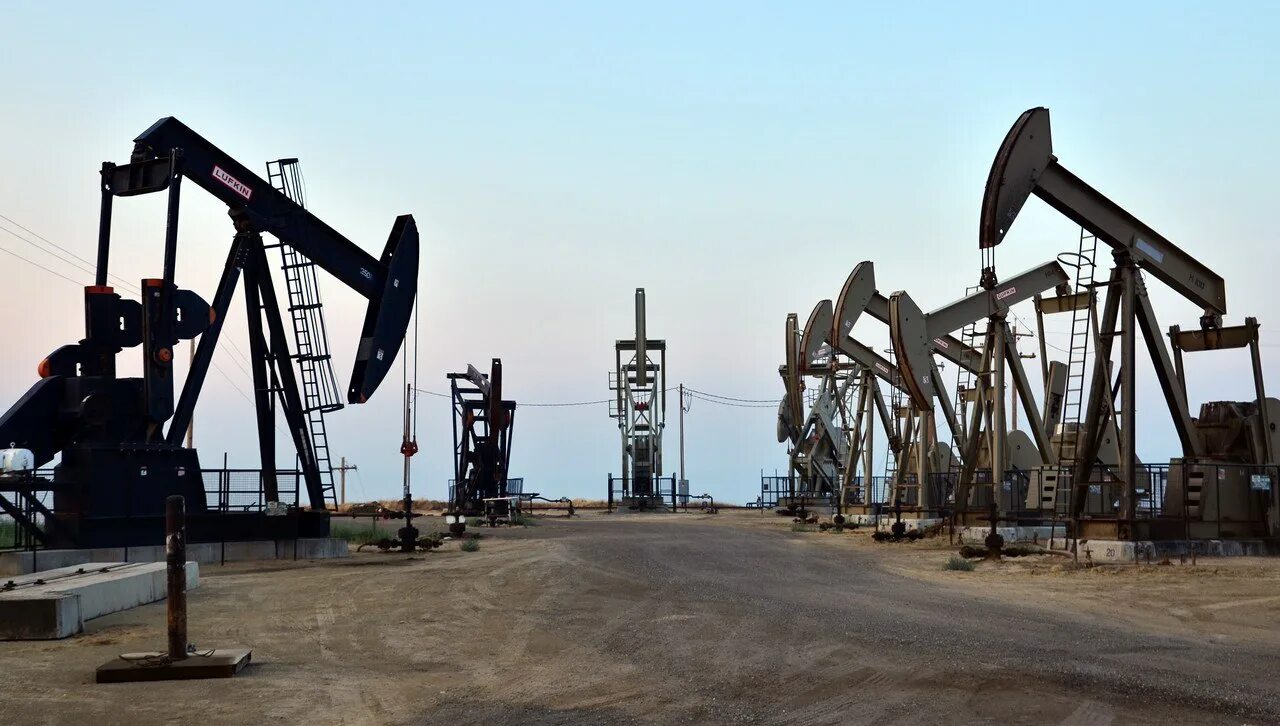 Дополнительная добыча. Нефтегаз нефтяные месторождения краснодарского края. добыча нефти и газа в калмыкии. добыча углеводородов. добыча углеводородного сырья.