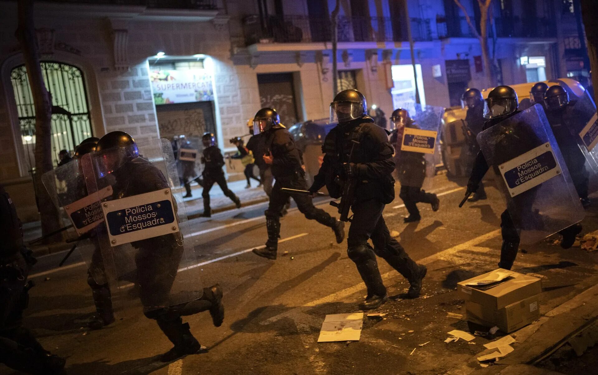 Авария с автобусом испания сегодня. Пожар в доме престарелых. Что случилось в испании. Город разрушенный в испании в 2011 году. Протесты в испании полиция.