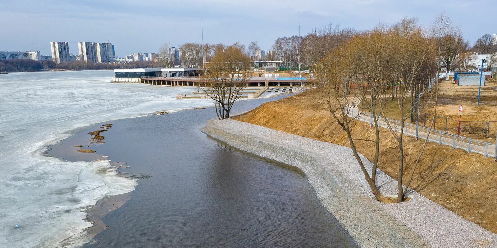 Береговая линия Химкинского водохранилища. Северный Речной вокзал благоустройство. Благоустройство береговой линии реки. Парк Северного речного вокзала бассейн.