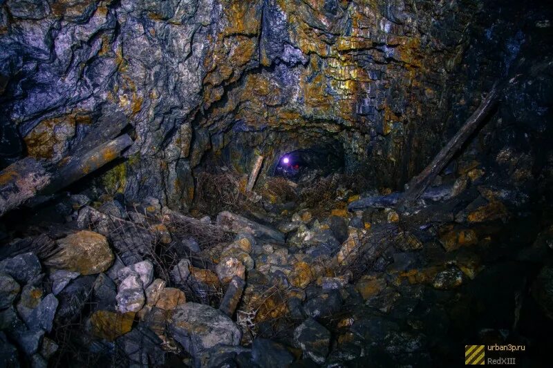 Рудник акжал. Текелийский свинцово-цинковый месторождение. Свинцовый рудник. Сфалерит камень минерал. Медное месторождение на урале.