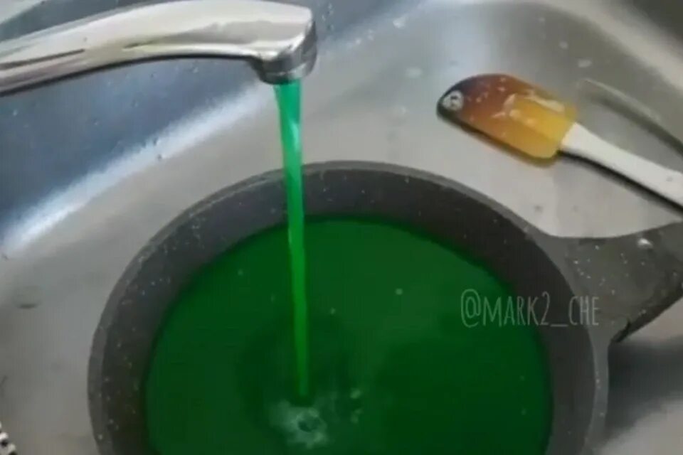 Зеленая вода из крана. Зеленая вода в кране. Зеленоватая вода из крана. Вода из под крана салатовая. Почему вода окрашивается