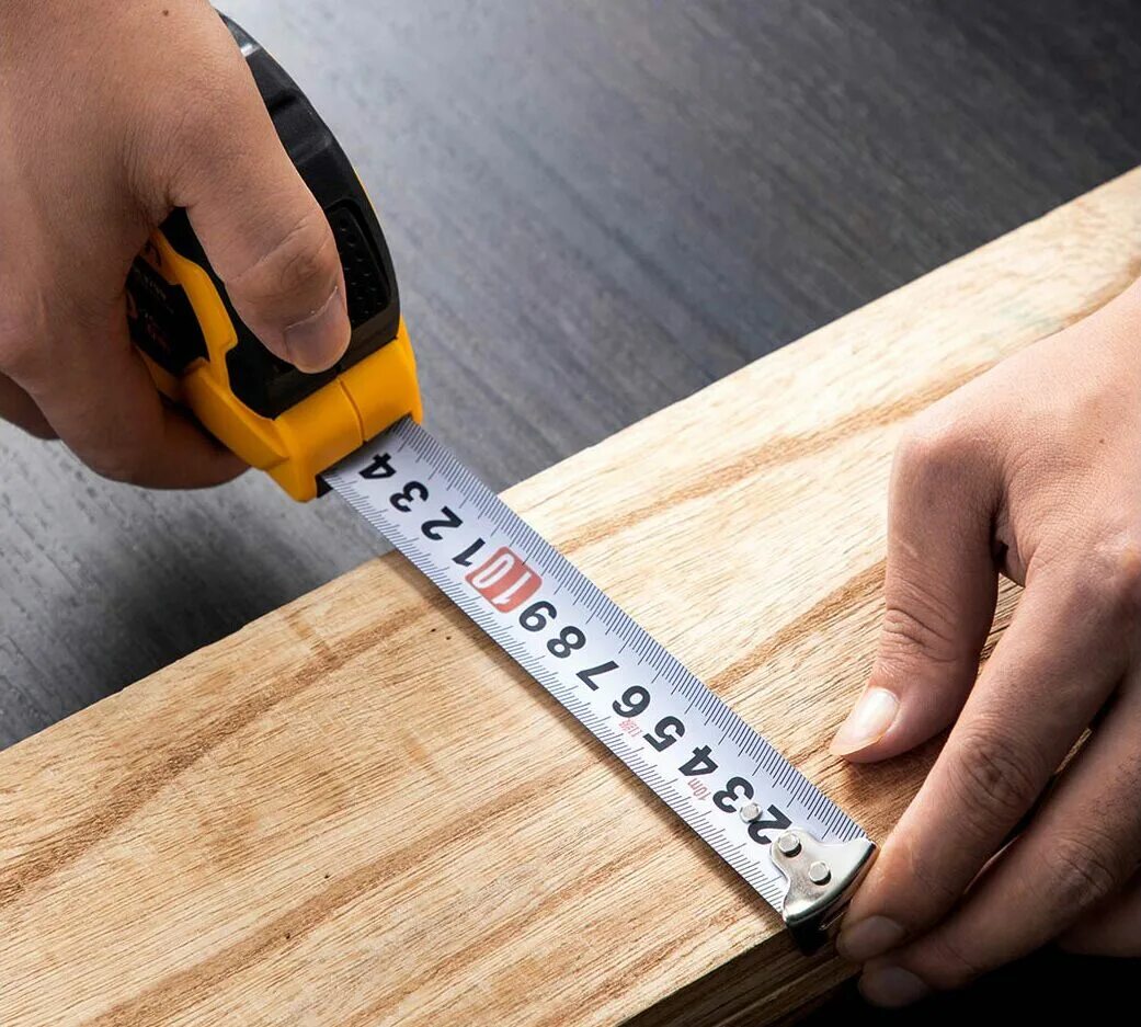 Работа рулеткой. Xiaomi youpin deli dl3797 5m. xiaomi deli рулетка. измерение рулеткой. рулетка замер.