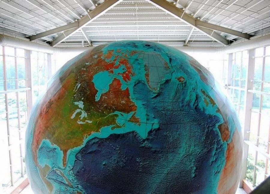 Какая самая большая земля. Самый большой в мире Глобус эрта. Глобус гигант Eartha. Глобус мира 1982-1987. Глобус мира (1982—1987) — самый большой вращающийся Глобус..