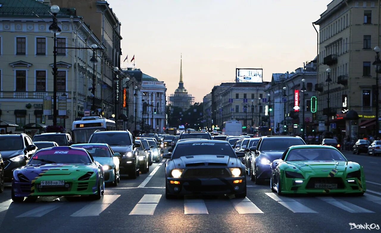 Машины в городе. Машина на улице в России. Проезжающие машины. Машины в Питере. Улица большая дорога