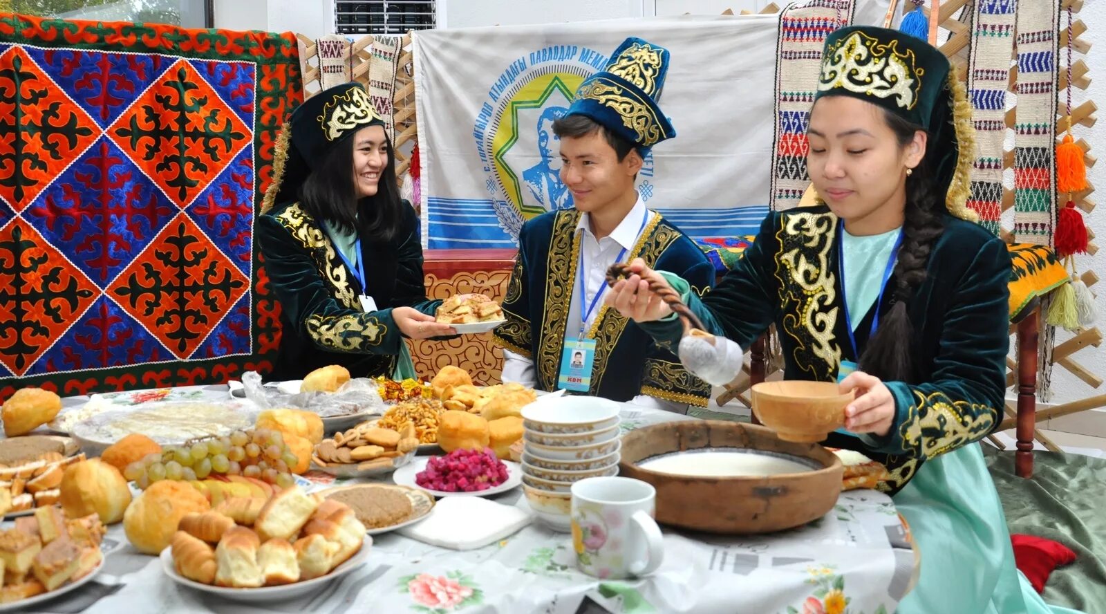 Немцы казахи татары. Казахская кухня. Наурыз Казахстан дастархан. Традиция дастархан казахская традиция. Национальная кухня казахов.