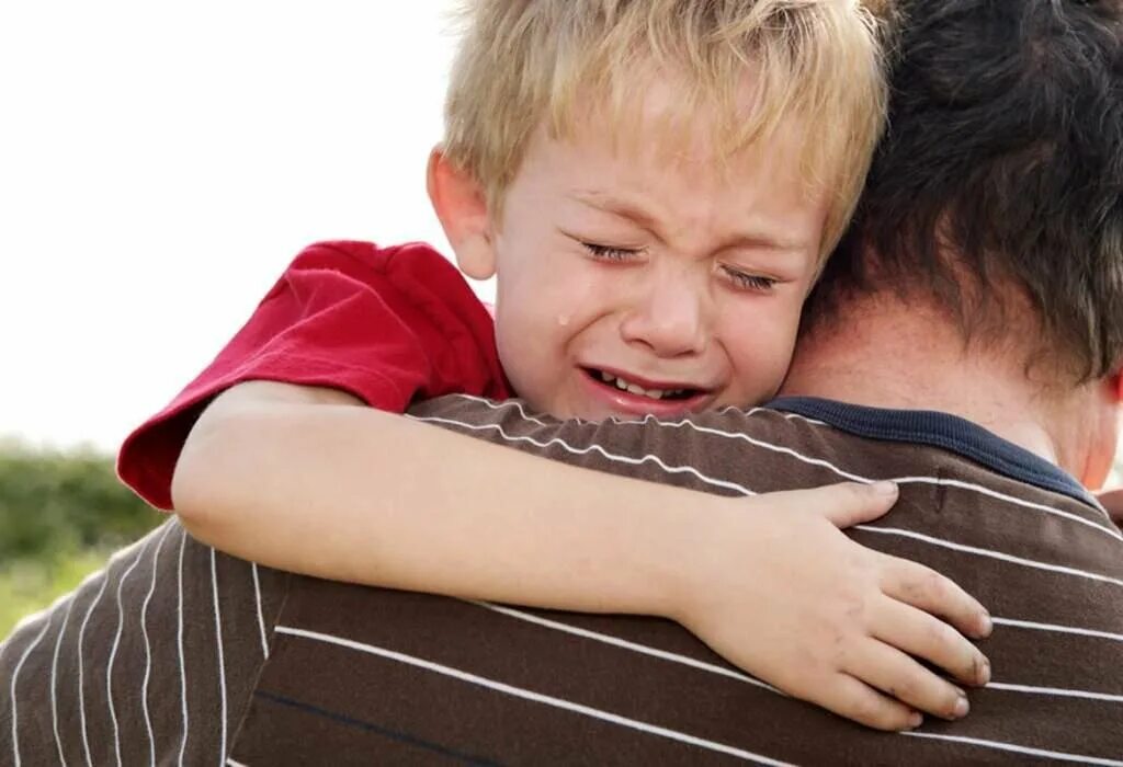 Плачет малыш бросишь волнующийся. Мальчик сидит в углу. Девочка плачет. Истерика у ребенка. Капризный ребенок.