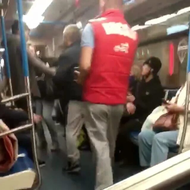 Мужчина толкнул женщину в метро. Москва столкнули парня в метро. Пацана толкнули в метро. Мужик столкнул парня в метро.