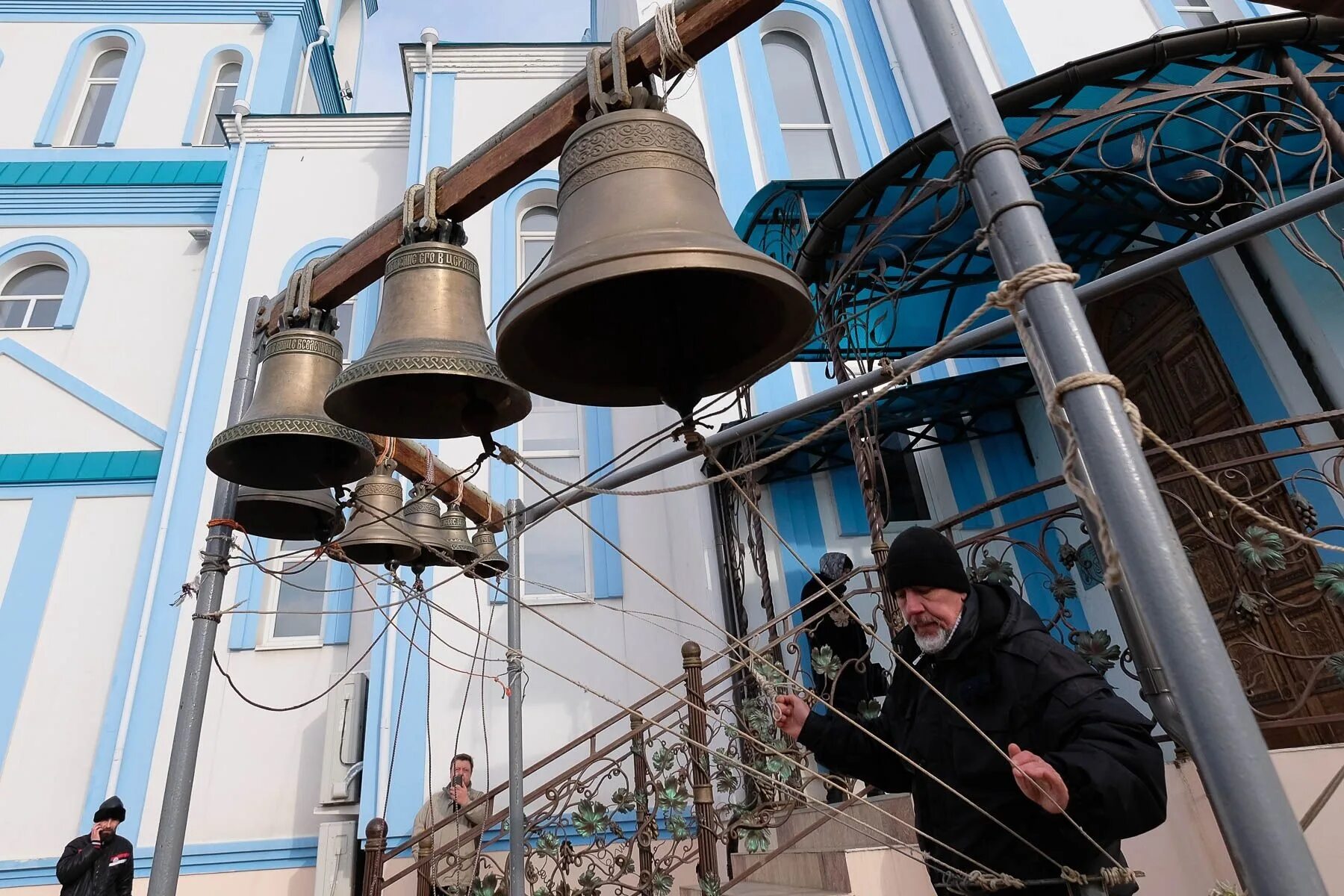 Звонари колокольни софийского собора вологда. Храмы колокольный звон. Колокольный звон 59. Монастырский колокольный звон. Тихвин звонница колокола.