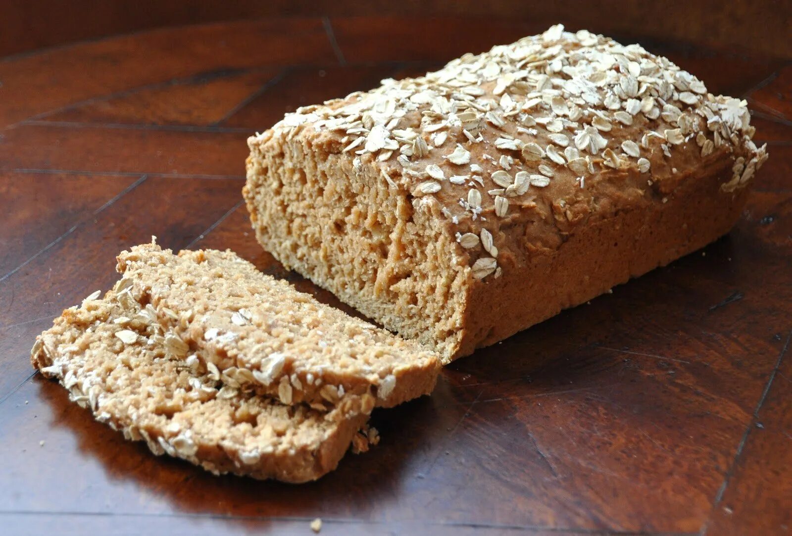 Хлеб с овсяными хлопьями. Зерновой с овсяными хлопьями хлеб. Хлеб с овсяными хлопьями сверху. Хлеб из овсяной муки в хлебопечке. Овсяно-медовый хлеб.