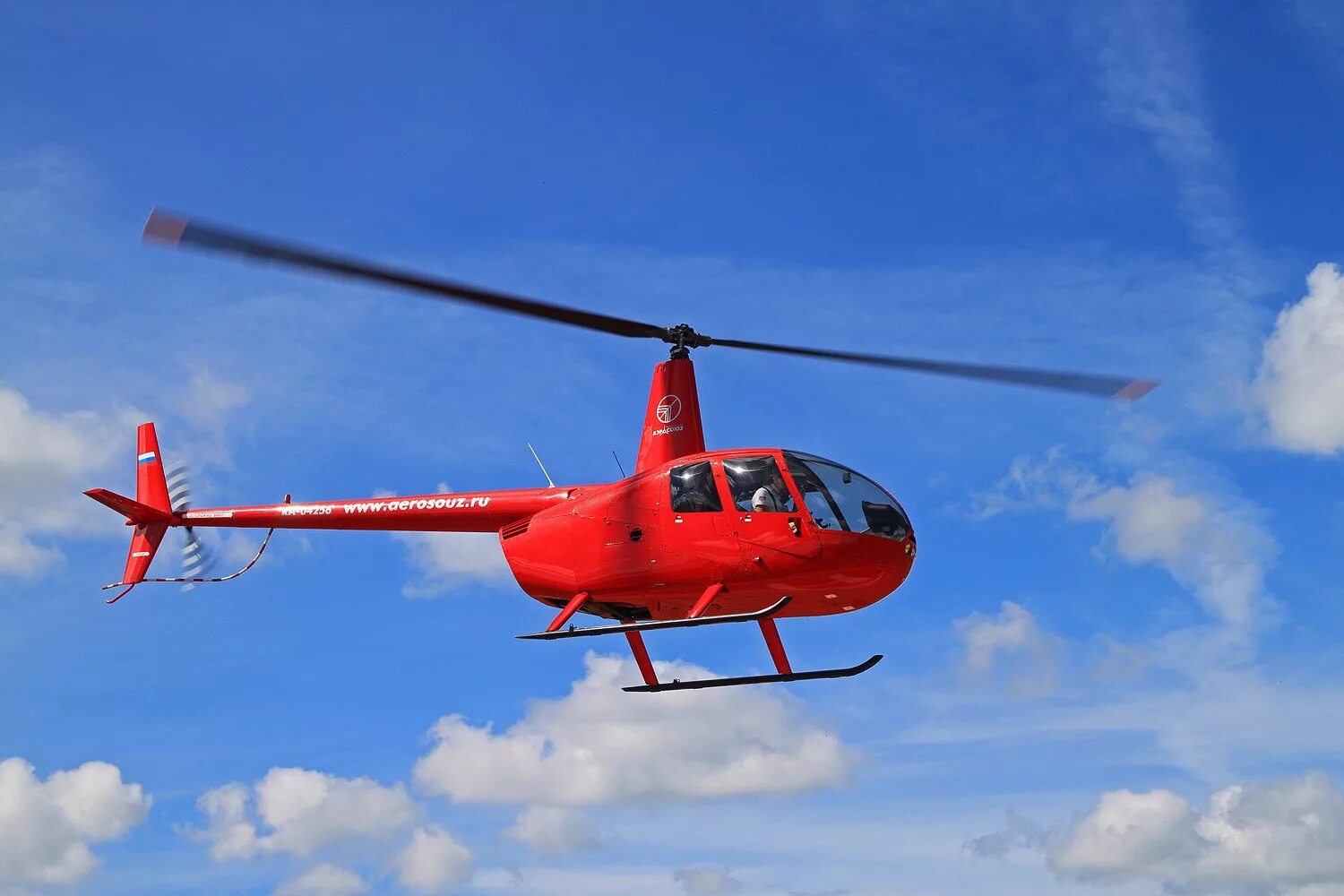 вертолет над москвой. красный вертолет над москвой. москва летает вертолет. москва летает вертолет. москва летает вертолет.