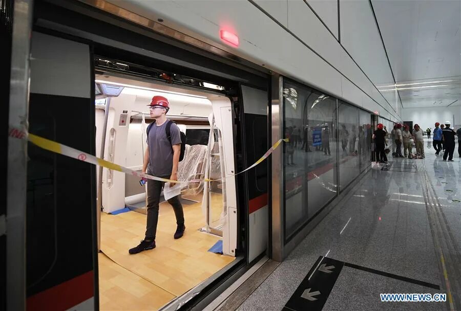 На зеленой ветке запустили новые поезда. Беспилотный поезд метро. Метро Пекин Дасин. Метро Пекина линия Дасин. Пекинский метрополитен реклама.