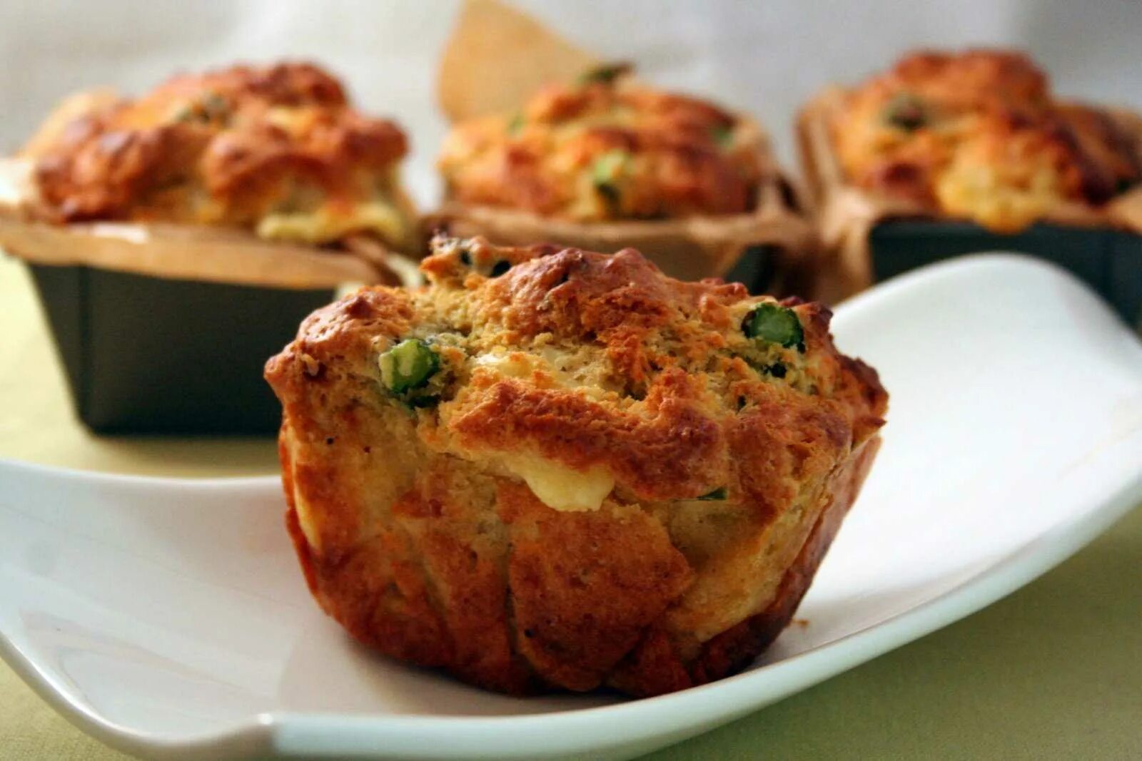 Курица в формочках. Запеченные с курочкой. Закусочные маффины. Яичные маффины. Маффины с ветчиной и сыром.