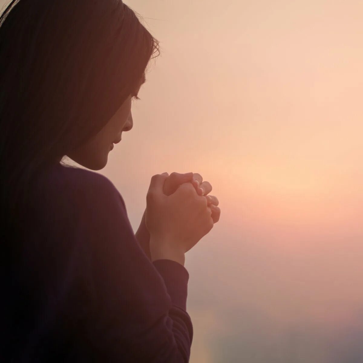 Молюсь и верю. Женщина молится. Девушка в молитве. Молитва женщины. Женщина молится на закате.