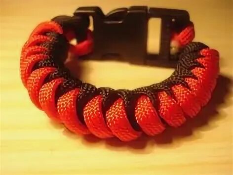 Змейка из паракорда. Snake Knot Paracord. Узел змейка паракорд. Браслет из паракорда. Браслет из паракорда змейка.