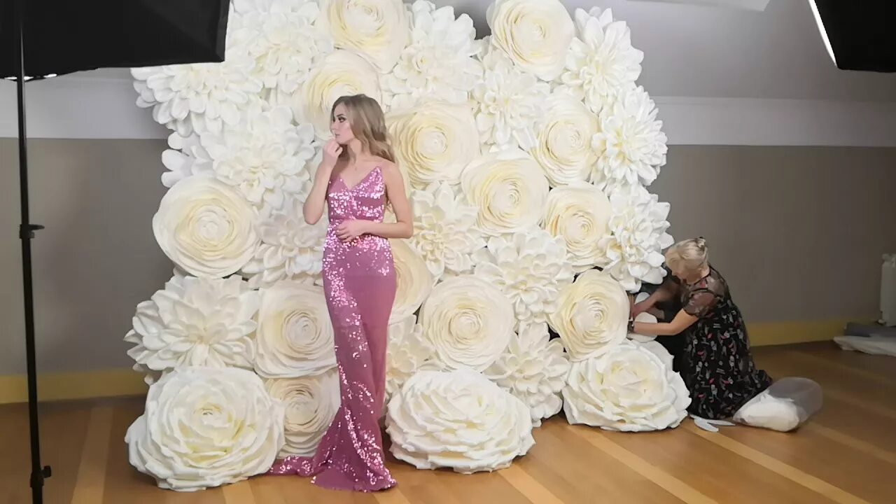 Фотозона белый цветок. Фотозона гигантские цветы. цветы из изолона фотозона. фотозона с бумажными цветами. фотозона с гигантскими цветами.