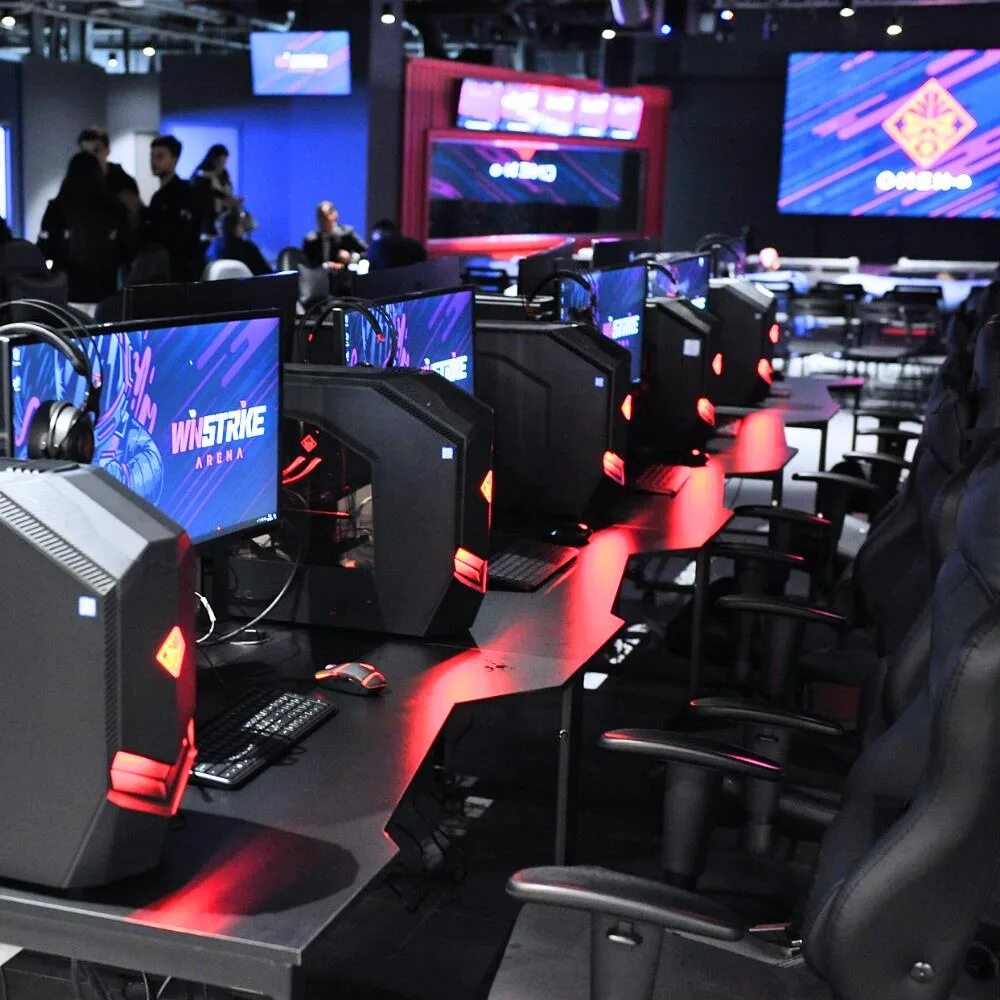 Киберспортивная Арена Winstrike. Winstrike Arena ЦДМ. Киберспортивная Арена в Москве. Компьютер для киберспорта. Arena компьютеры