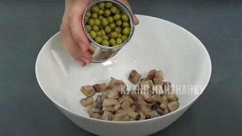 Селедка с картошкой и зеленым горошком