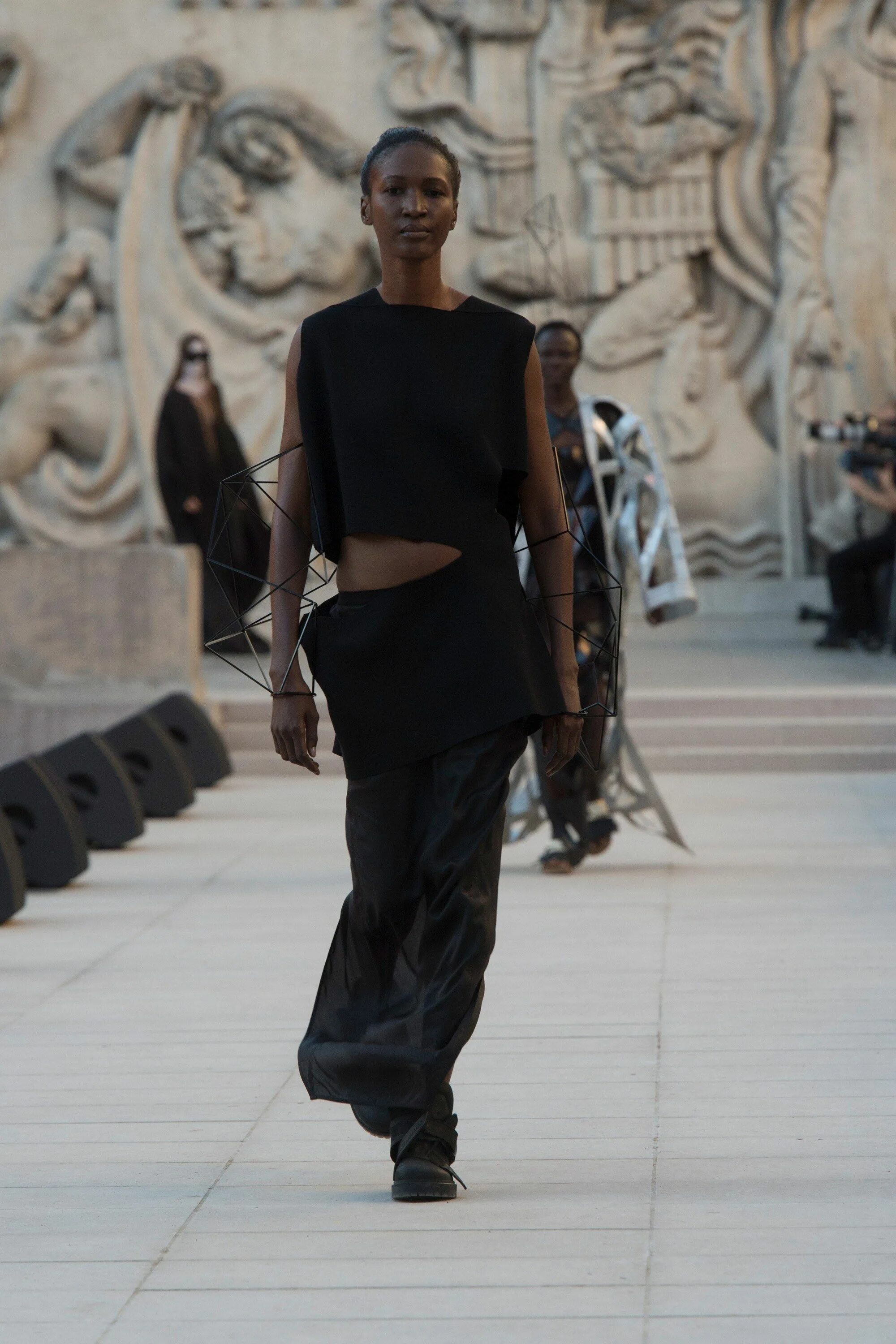 Рик оуэнс показ 2024. Rick owens fw 20. Рик оуэнс показ 2023. Рик оуэнс 2020. Rick owens с мехом.