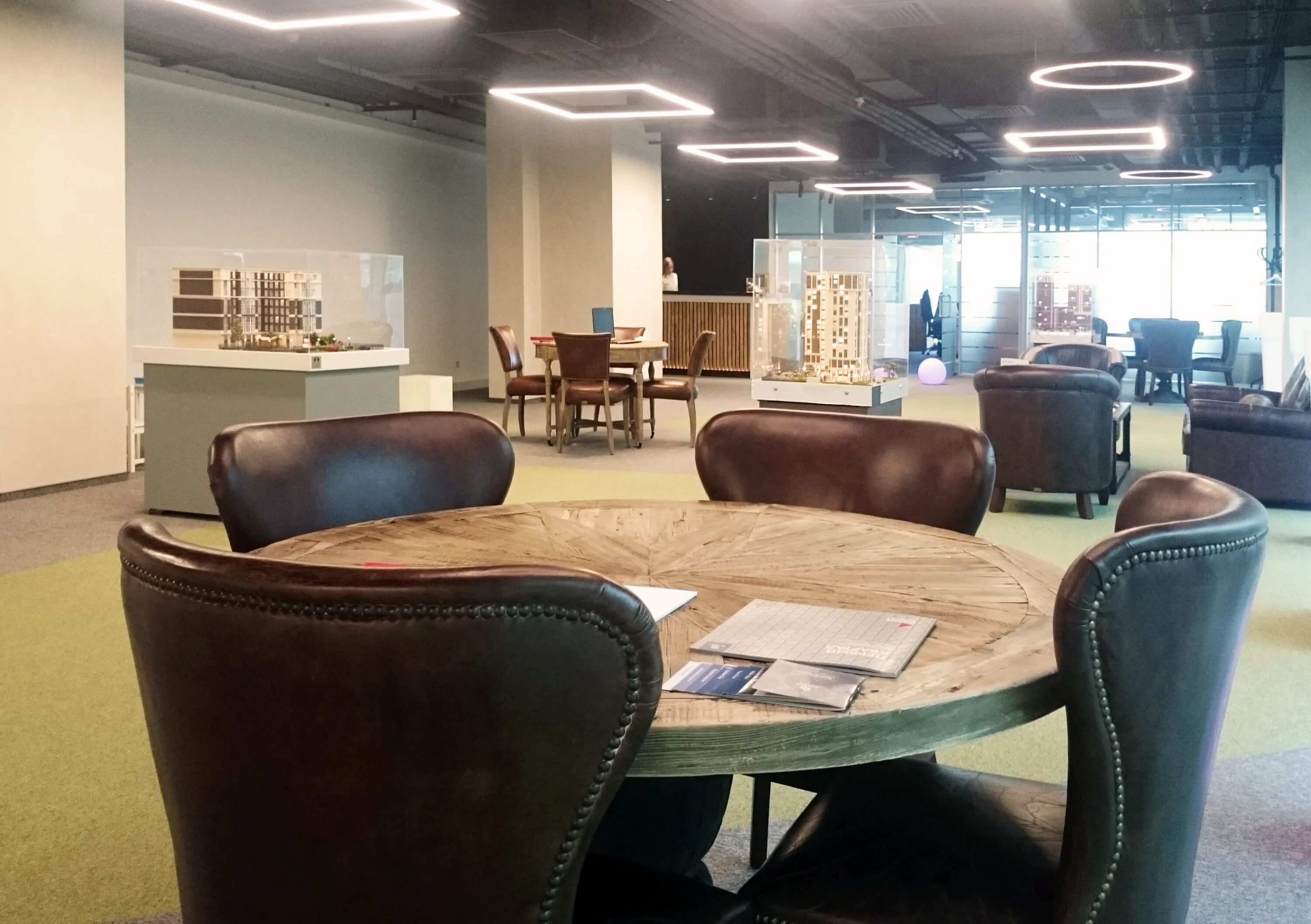 Современный офис ренессанс москва. Офис девелопмент. Центральный офис самолет девелопмент москва. Офис девелопмент. Проект офиса продаж застройщика.