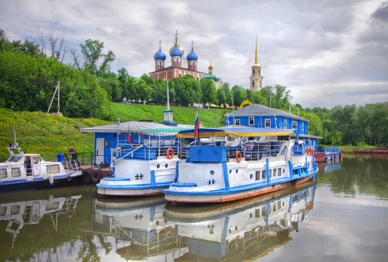 Рязань Кремль причал. Пристань в Рязани на Оке. Рязань Пристань у Кремля. Рязанский Кремль теплоход. Ревное