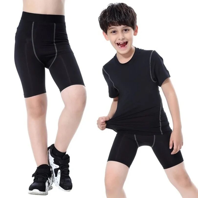 Мальчики в лосинах. Шорты детские спортивные. Спортивные шорты для мальчика. Мальчик в обтягивающих шортах. Спортивные колготки для мальчиков.