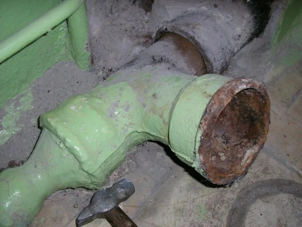 Канализационные трубы в подвале. Старые чугунные канализационные трубы. Демонтаж старых труб. Чугунный тройник канализационная труба 110. Старых чугунных труб.