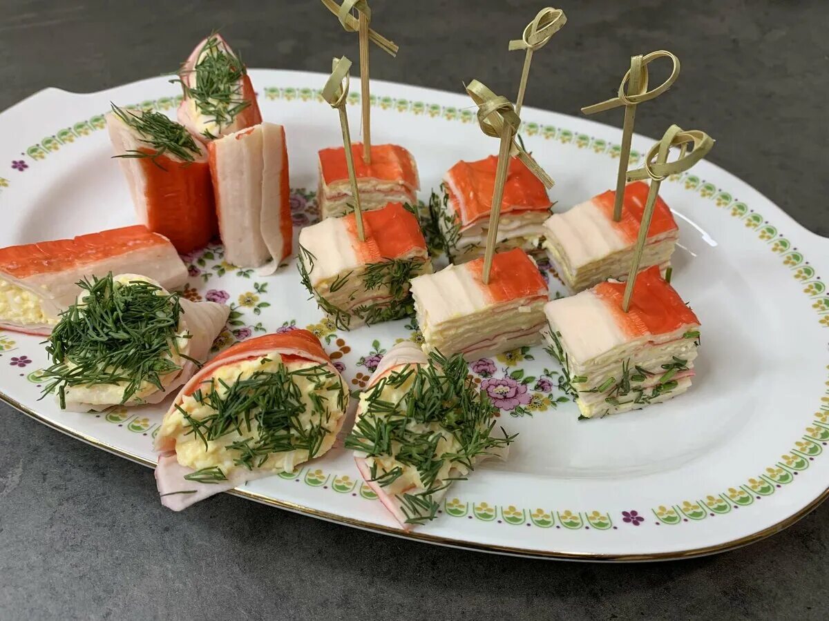 Закуска из крабовых палочек. Крабовые закуски начинками. Крабовые закуски начинками. Крабовые закуски начинками. Крабовые закуски начинками.