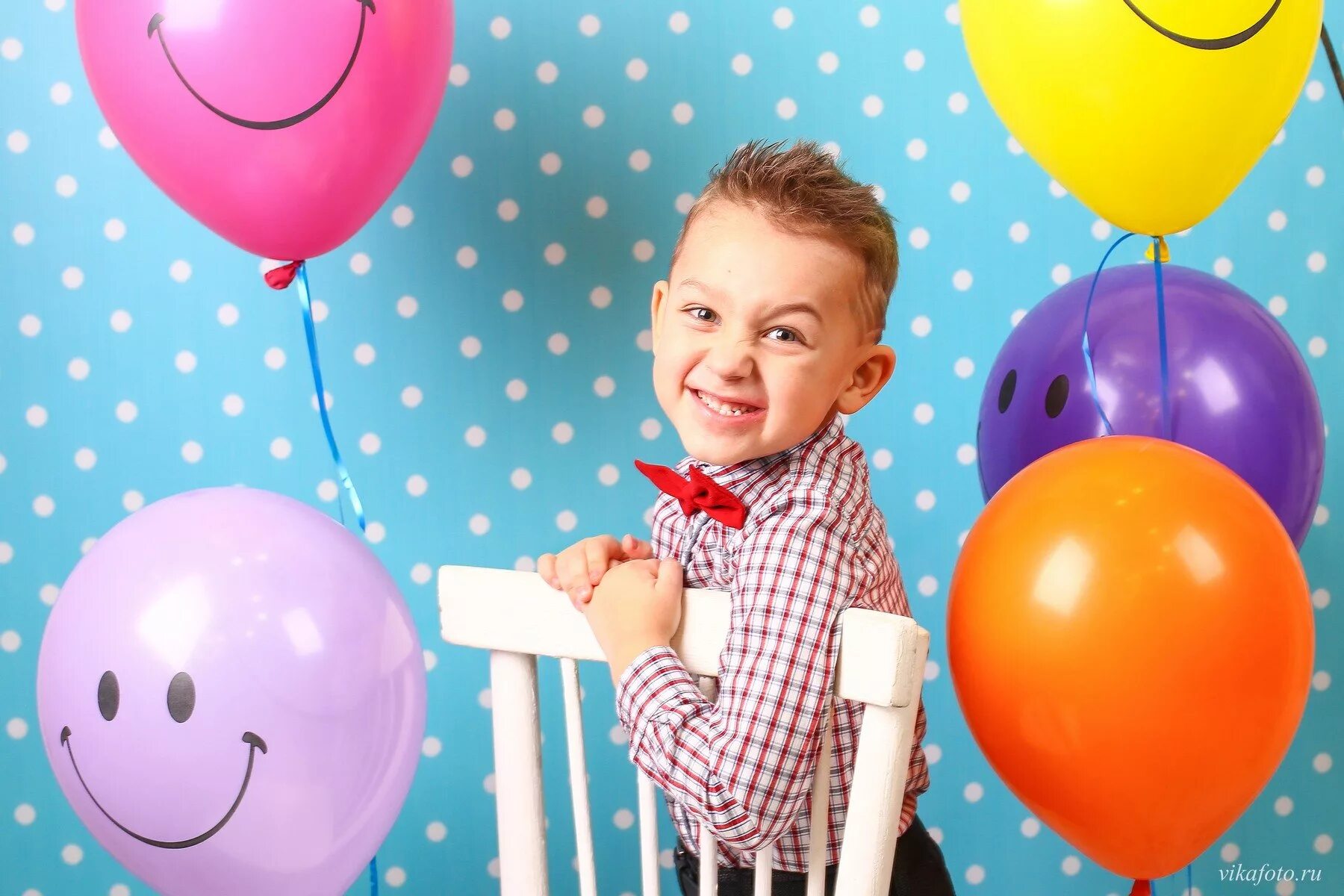 10 лет от рождения можно. Дети с воздушными шарами. Воздушные шары для детей. Шарики для мальчика. Шарики праздник.
