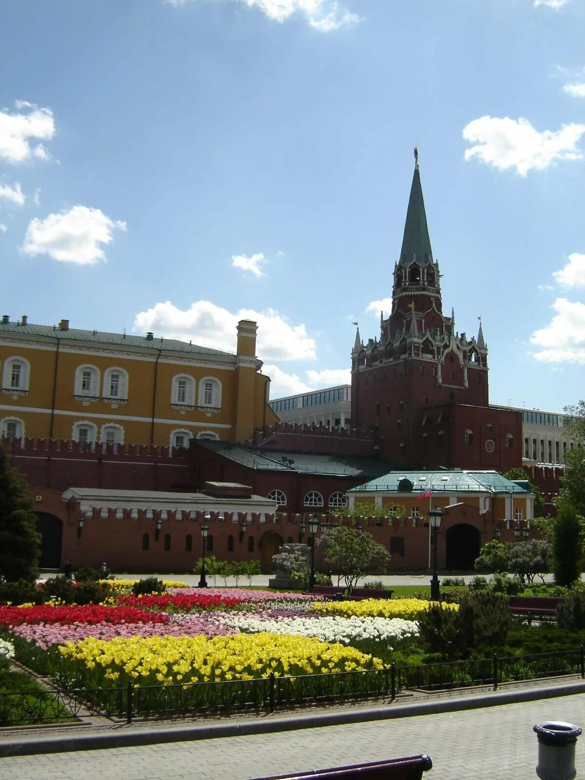 Сады московского кремля. Тайницкий сад Московского Кремля. Тайницкий сад Московского Кремля вертолетная площадка. Москва Кремль Тайницкий сад. Большой сквер Московского Кремля.