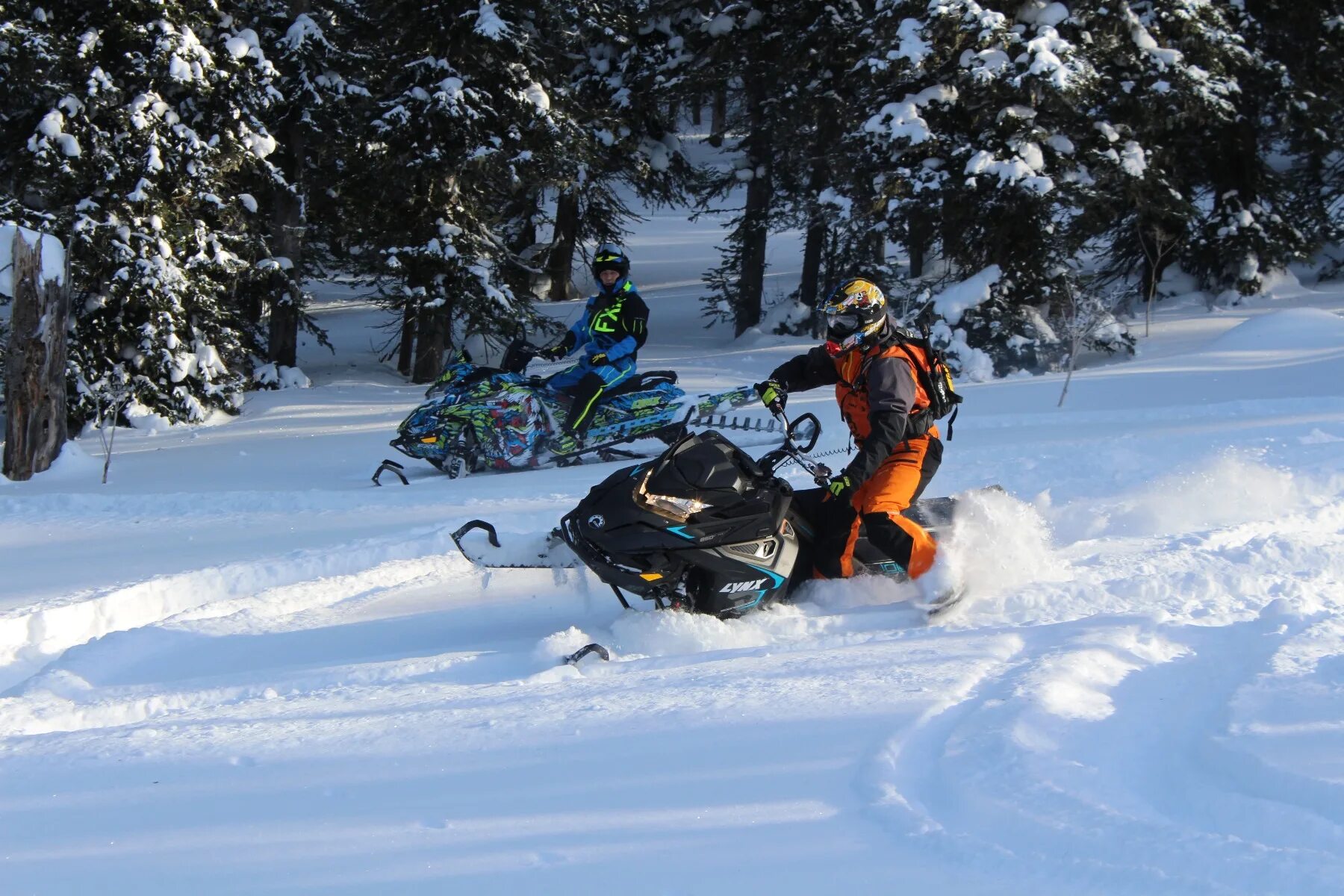 парень на снегоходе. ориентирование на снегоходах. снегоход в горах. снежное gps ориентирование. экскурсии на снегоходах.