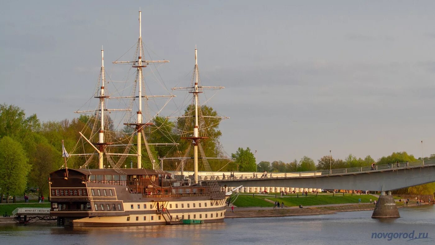 Комплекс фрегата. Фрегат Великий Новгород. Фрегат флагман в Великом Новгороде. Фрегат флагман Великий Новгород баржа. Корабль Фрегат флагман Великий Новгород.