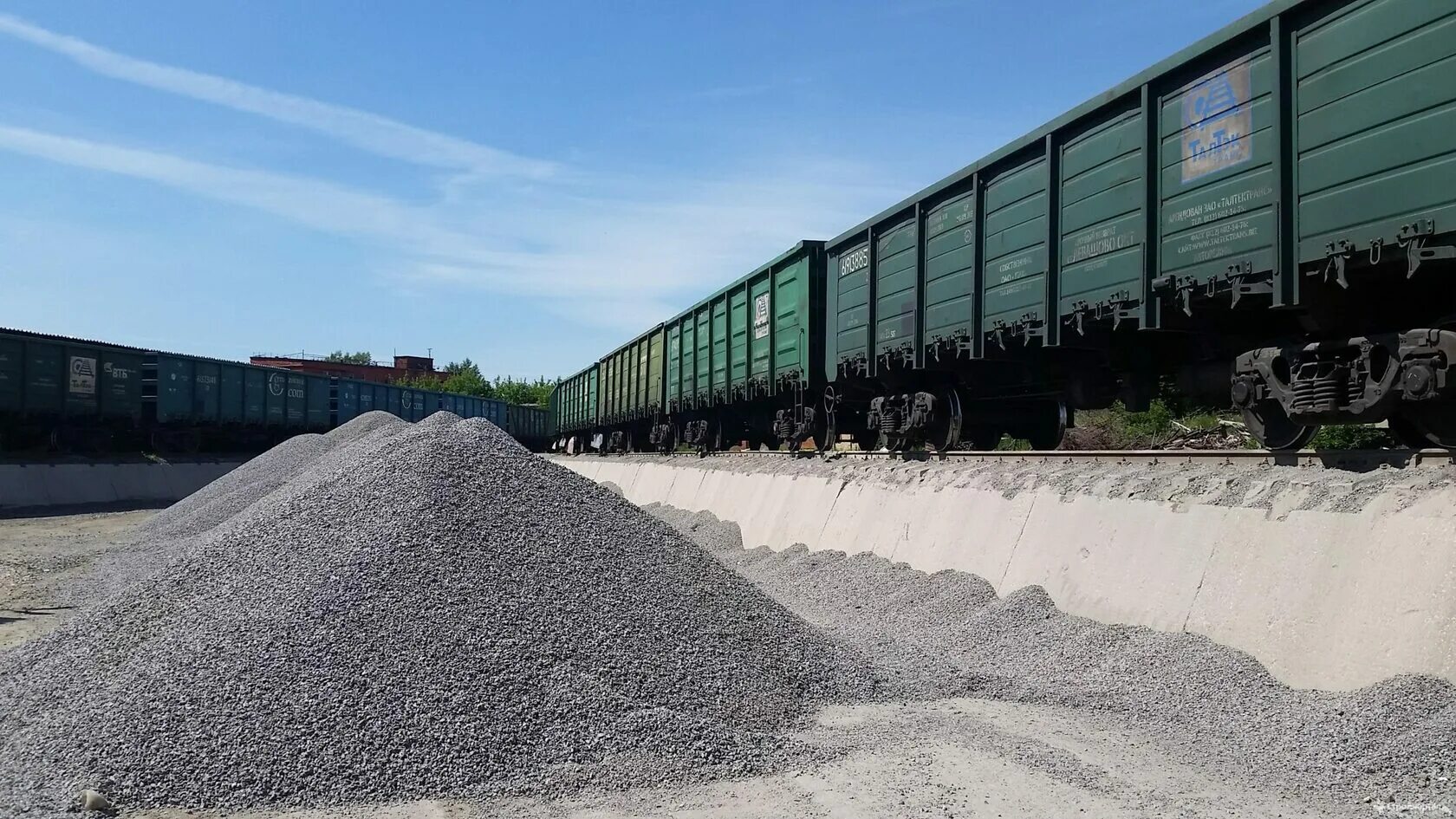 Камаз 10 кубов щебня. Балласт (гравий фракцией 20-40 мм). Камаз 65115 самосвал с песком. Навалочные и насыпные грузы. Тонар песок.