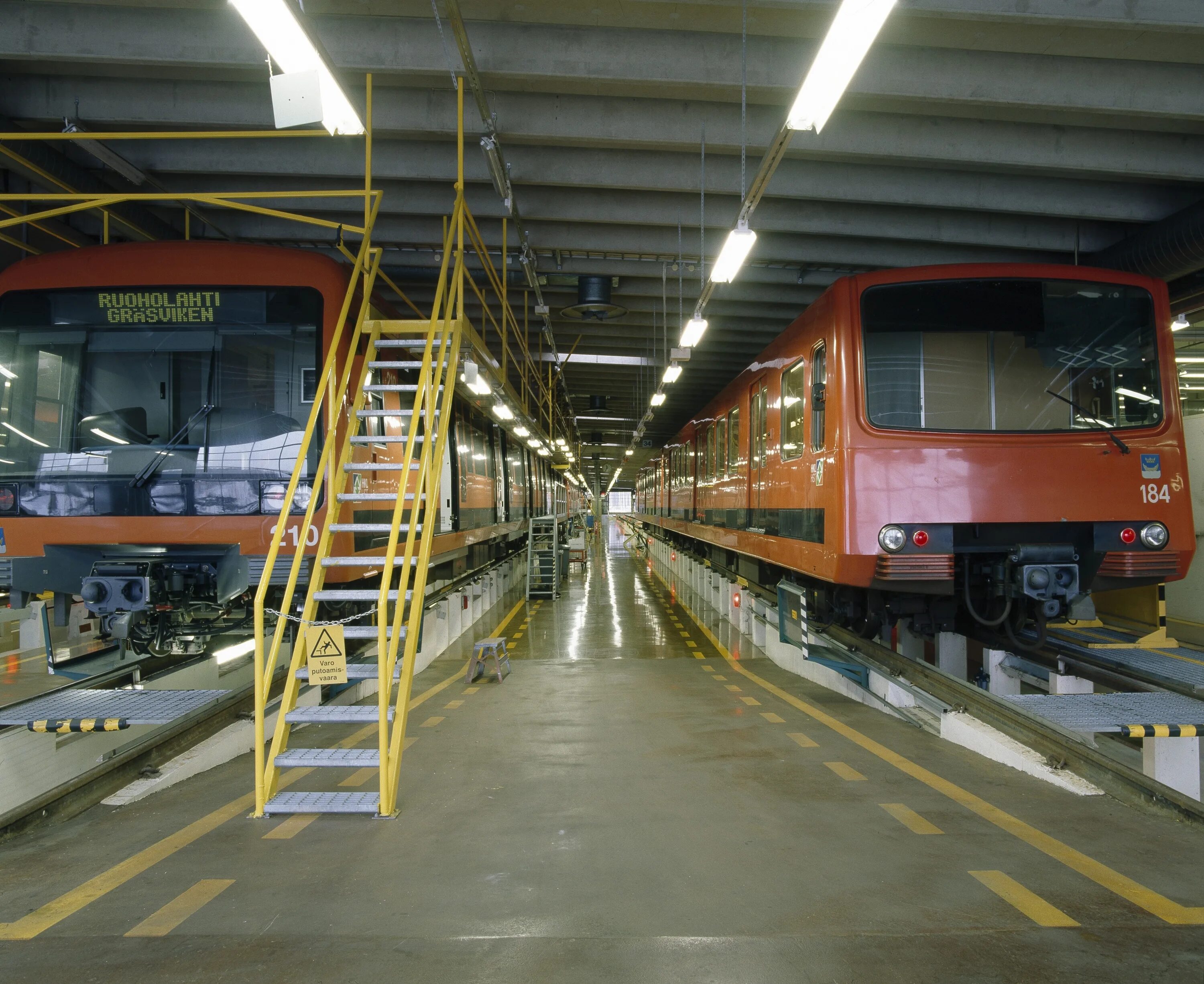 Что будет если уехать в депо метро. Метродепо хельсинки. helsinki metro m200. депо метро. метро хельсинки.