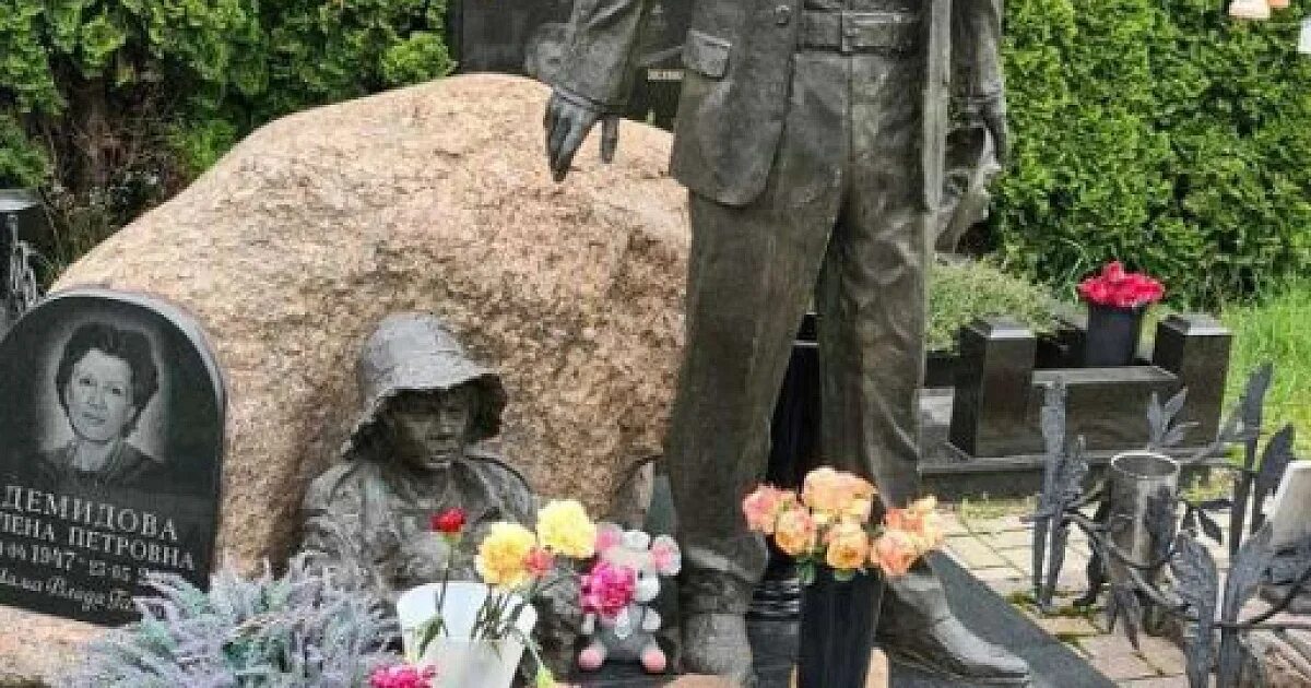Памятник галкину владиславу фото на кладбище Памятник галкину владиславу на кладбище Фотобанк