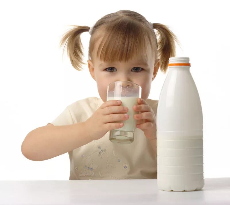 Пьет молоко на английском. Молоко. Молоко для детей. Ребенок пьет молоко. Маленькое молоко.
