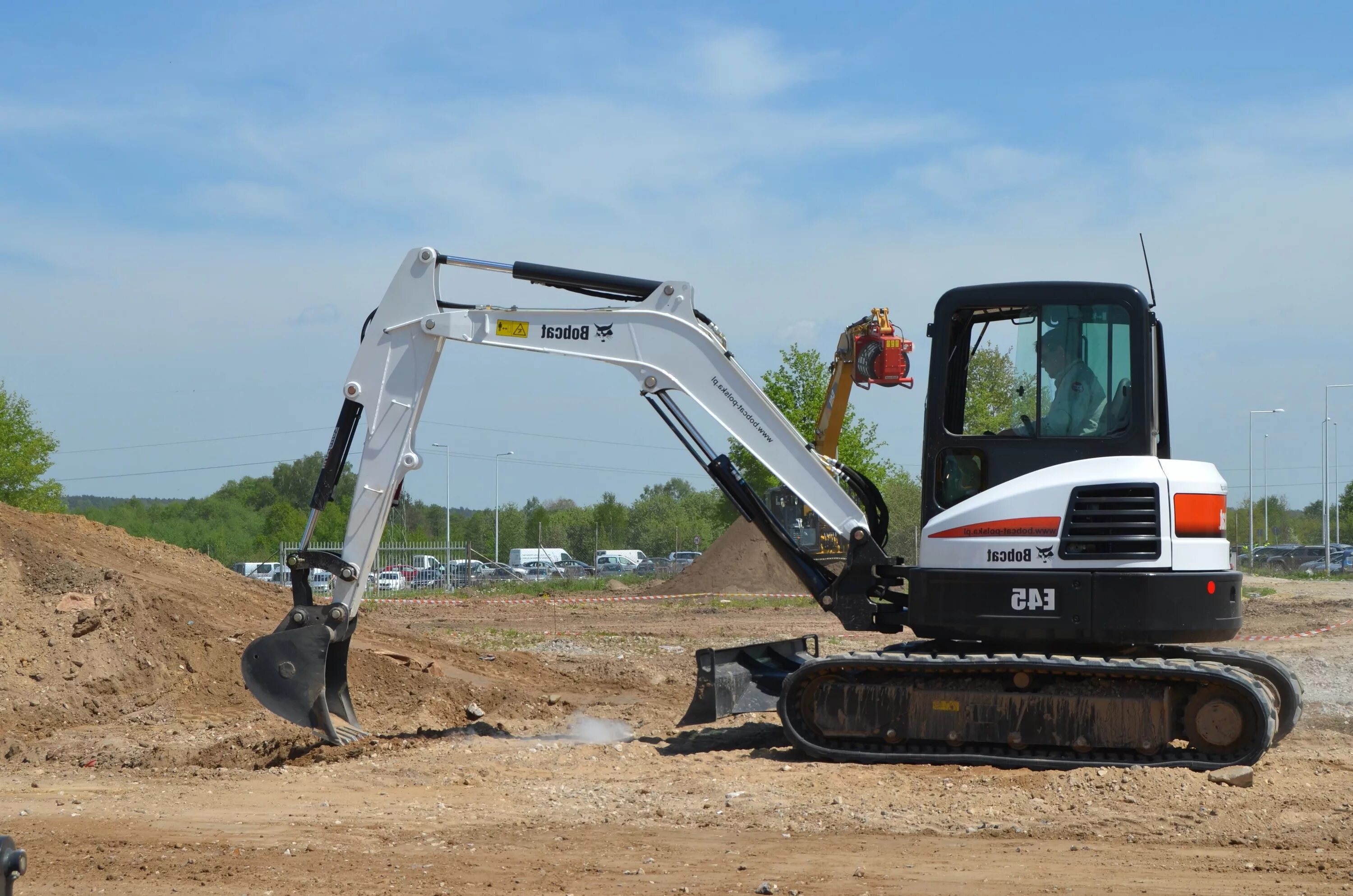 Экскаватор Hitachi zx135us. Bobcat e45. Мини экскаватор ТВЭКС. Volvo 145 экскаватор. Работа маш экскаватора