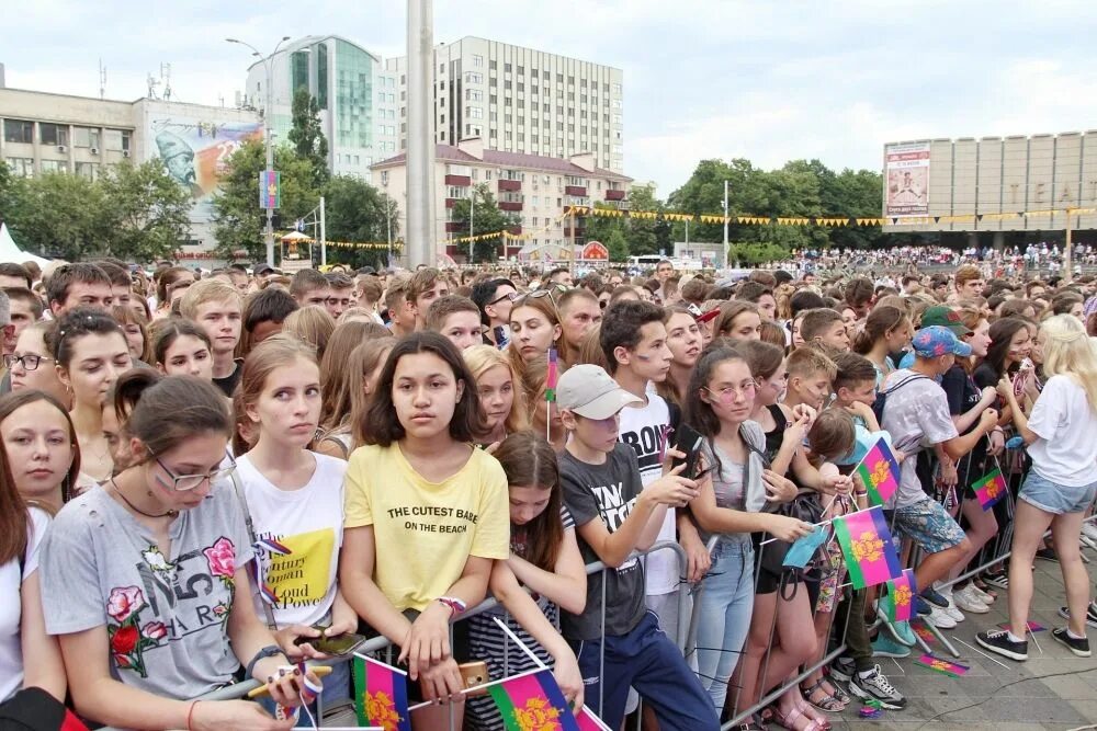 Город краснодар фото как ходят люди. Краснодар люди. Население краснодара люди. Люди города краснодар. Пешеходная улица краснодара.