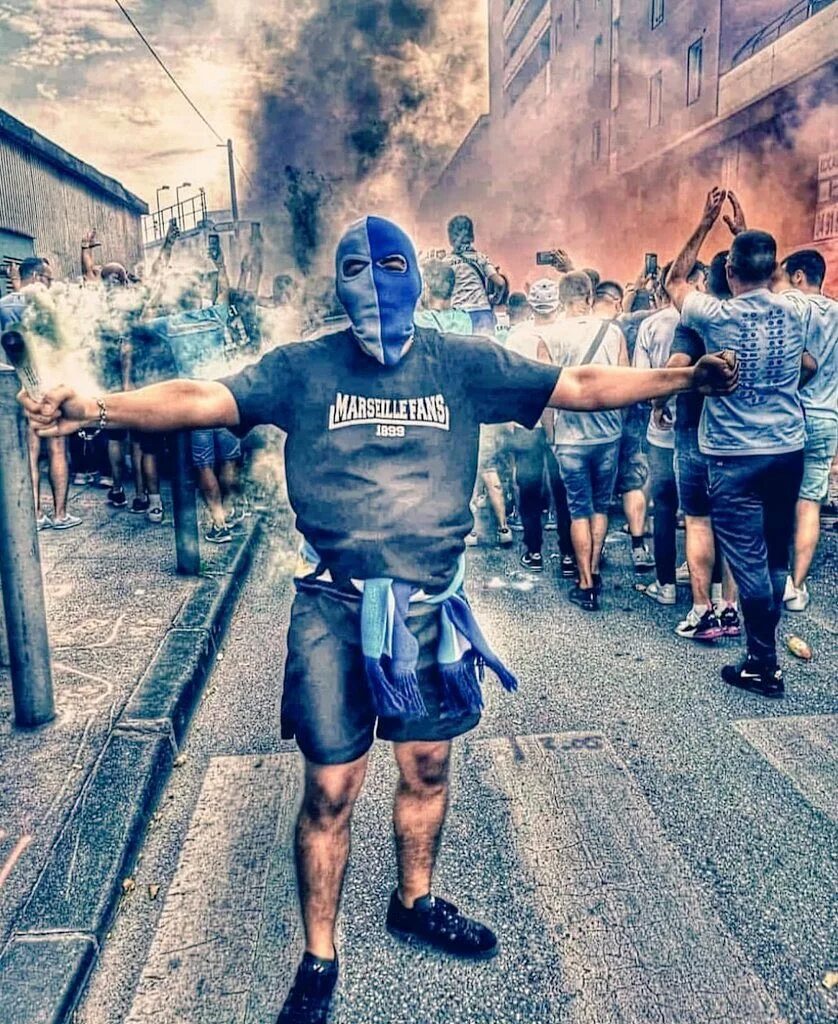 Футболка peace hooligans. Хулиган логотип. Хулиган перевод. Есть только миг между бывшей и будущей. Хулиган на черном фоне.