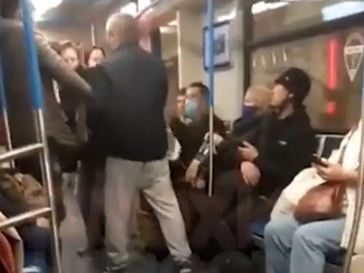 Нападение в метро. Мужчина напал на женщину в метро.