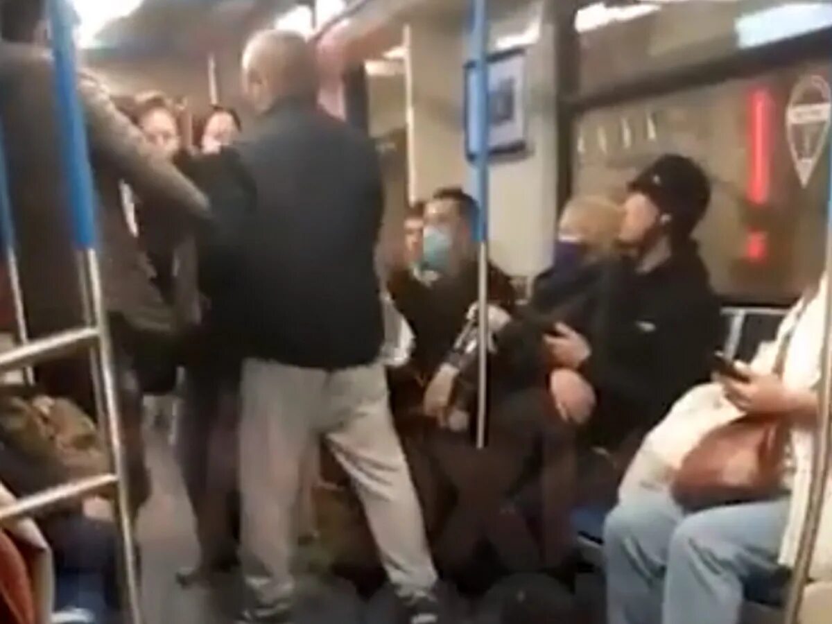 Избиение в метро. Мужчина напал на женщину в метро.