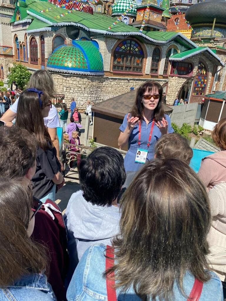 Гид экскурсовод в казани. Экскурсия по арбату. Экскурсовод по казани. Преимущества частных гидов в экскурсии. Индивидуальный экскурсовод по казани.