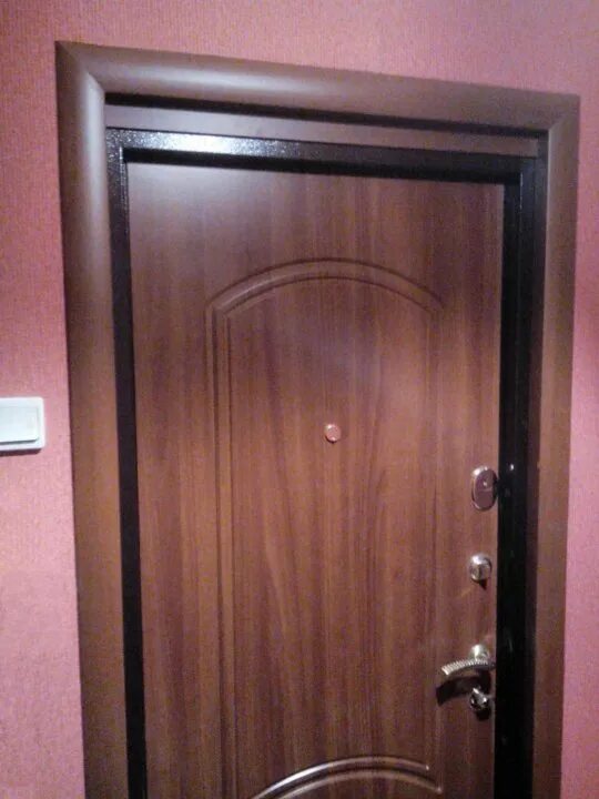 Облагородить металлическую дверь