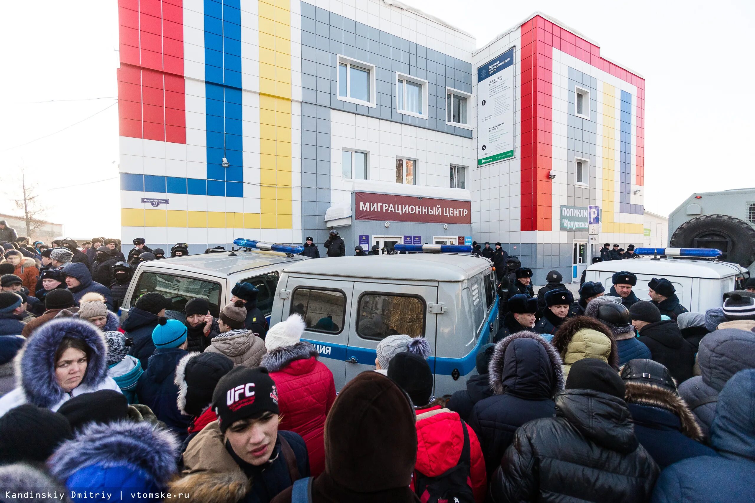 Томское уфмс. Путилково миграционный центр очереди. Мигранты в миграционном центре. Очередь в миграционный центр. Очередь из иностранцев.