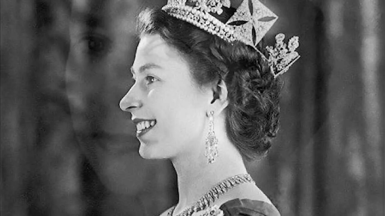 Королева обои. Картинки группа 4 королевы. Диадема свадебный салон. Queen elizabeth young. 4 королевы ютуб.