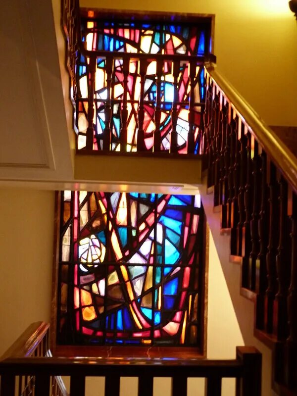Витражное окно на лестничном пролете. Витраж на лестнице в частном доме. Витражи в интерьере лестница. Витражи в частном доме. Витражное окно на лестнице.