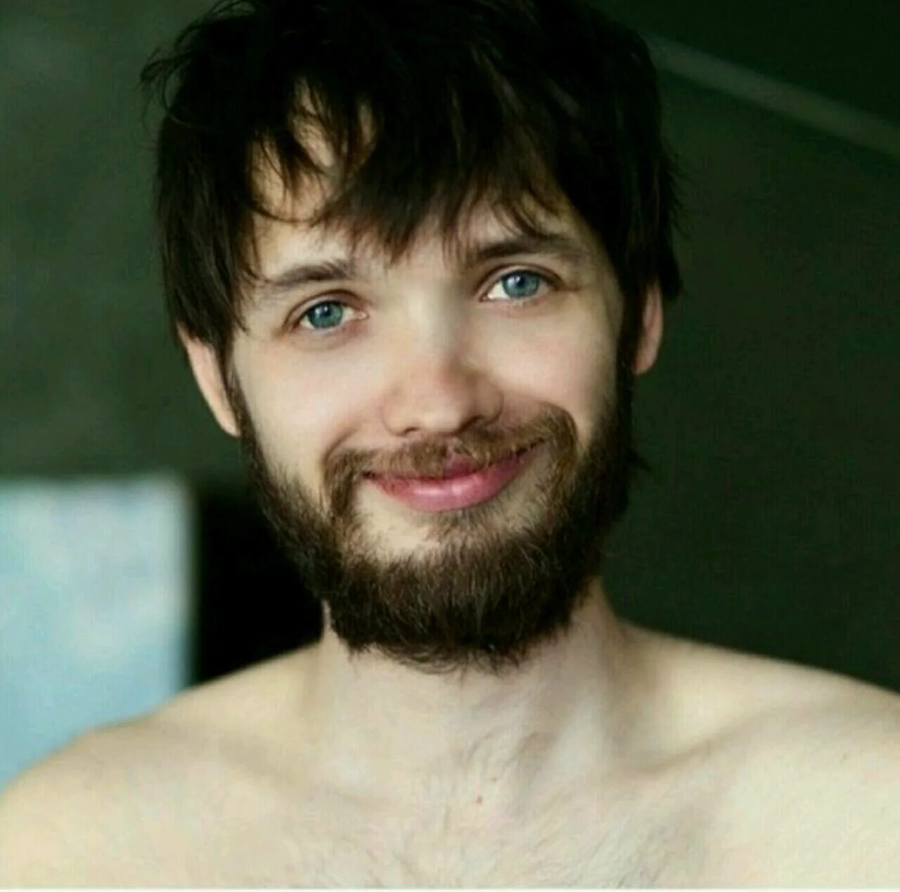 Хипстер с ведром. Парень я молодой хожу с бородой. Борода прикол. Борода без лица. Мемы про бороду.