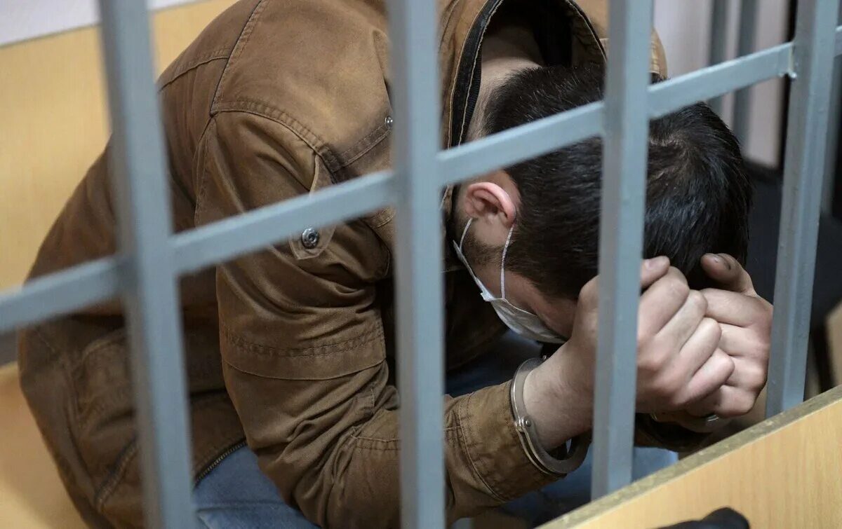 Подсудимый называется. Подсудимый в суде. подсудимый за решеткой. мужчина в суде. обвиняемый в суде.