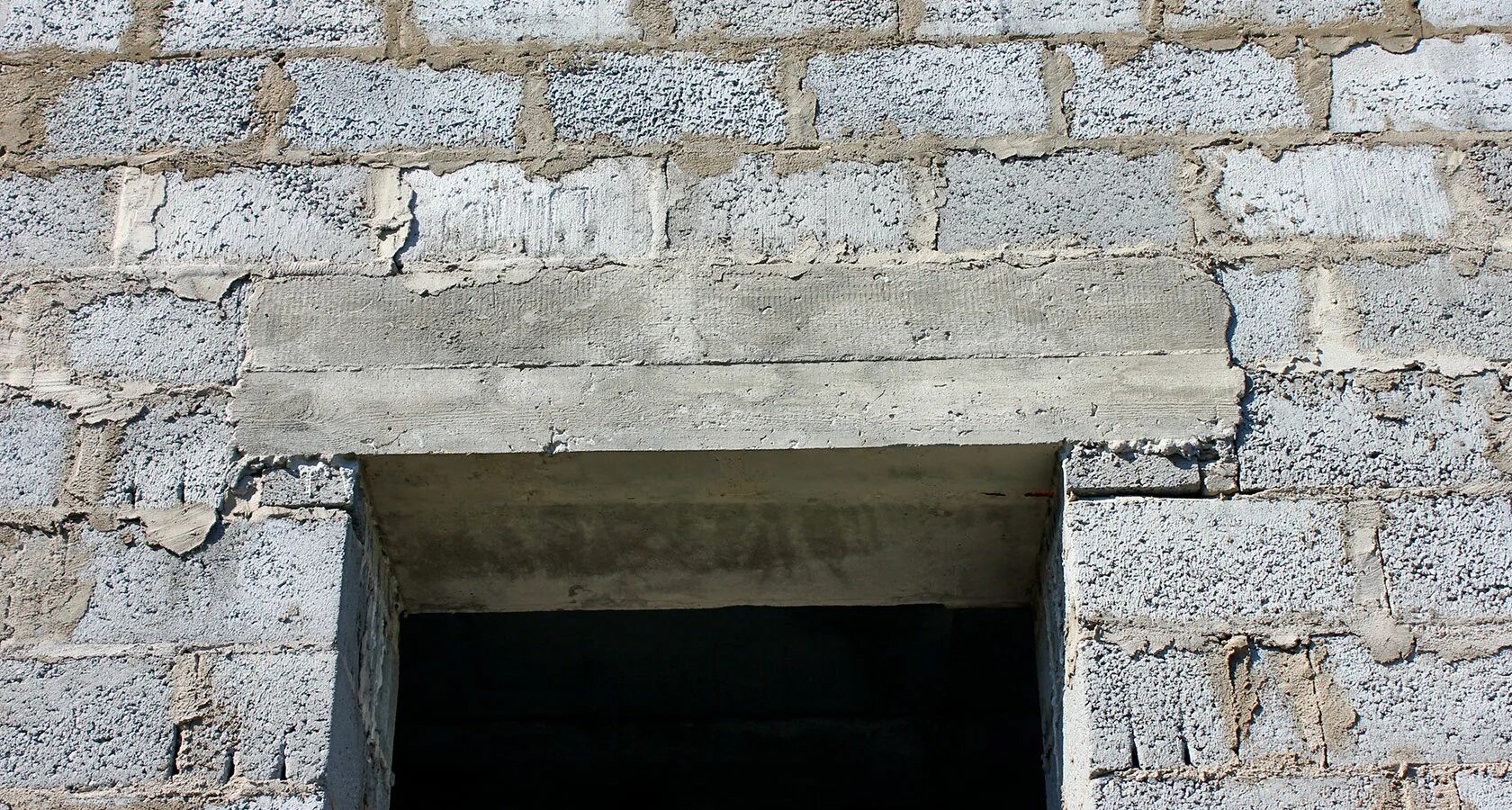 Перемычка над дверным проемом. Жб перемычка блоки стены. перемычки дверных проёмов газабетон. перемычка из уголка. перемычки над окнами.