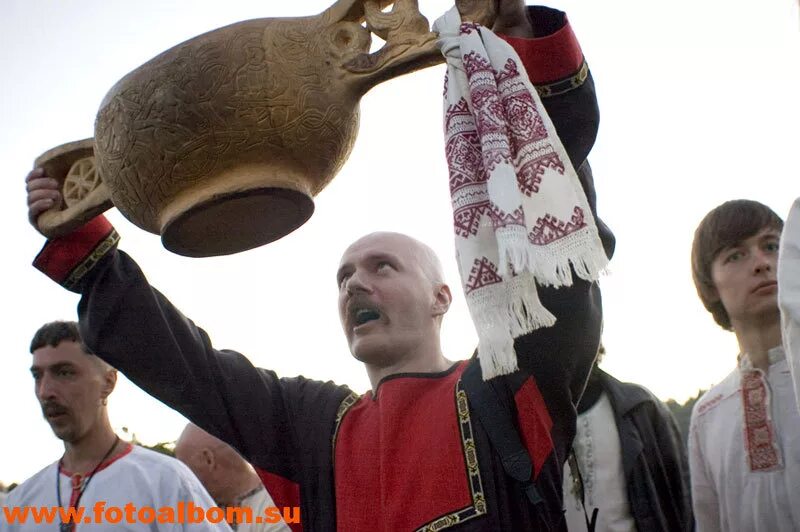 Поднимем чашу