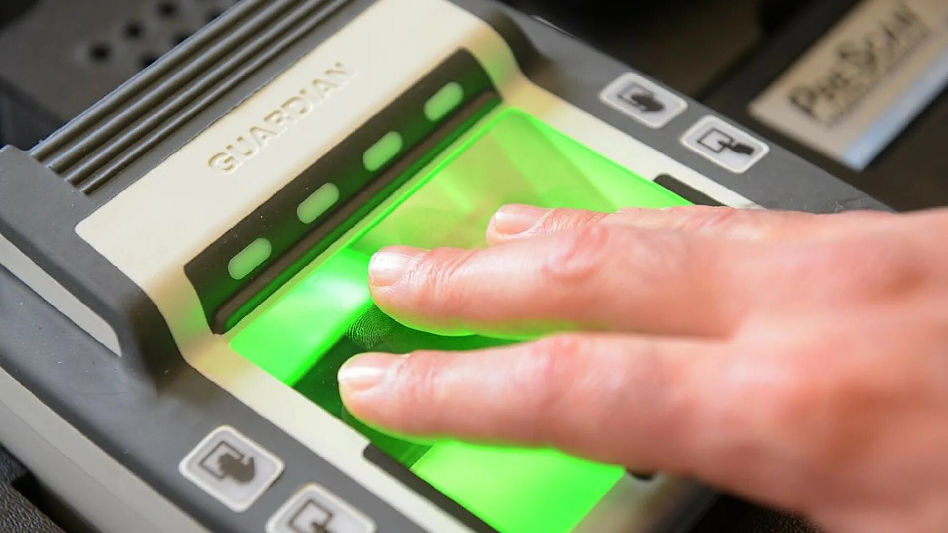 Банк биометрических данных. Биометрические сканеры и терминалы. Биометрические идентификаторы. Отпечатки пальцев биометрия. Биометрия в банке.